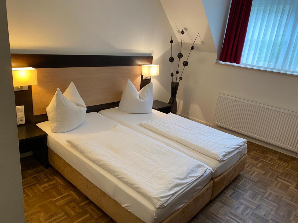 Altes Pfarrhaus Hotel Ernst Bagian luar foto