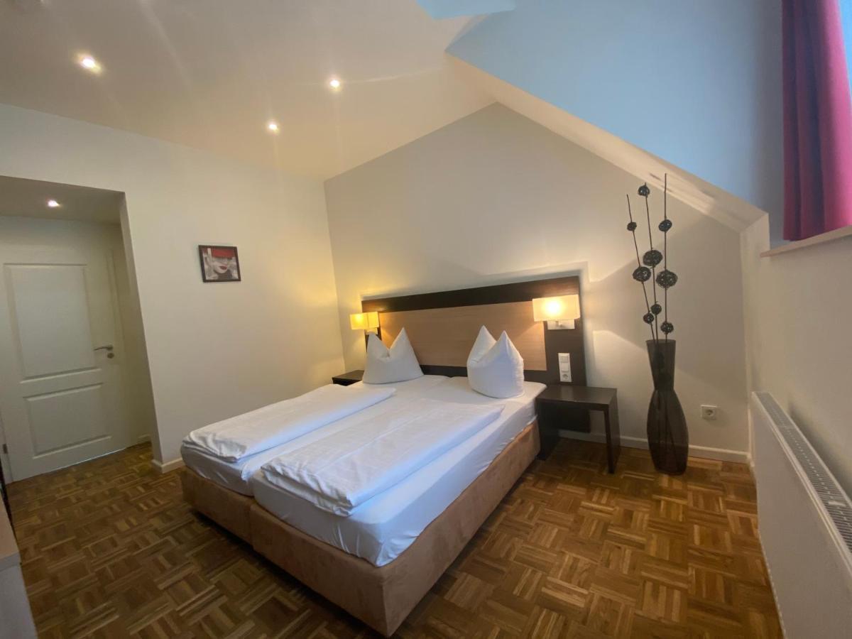 Altes Pfarrhaus Hotel Ernst Bagian luar foto