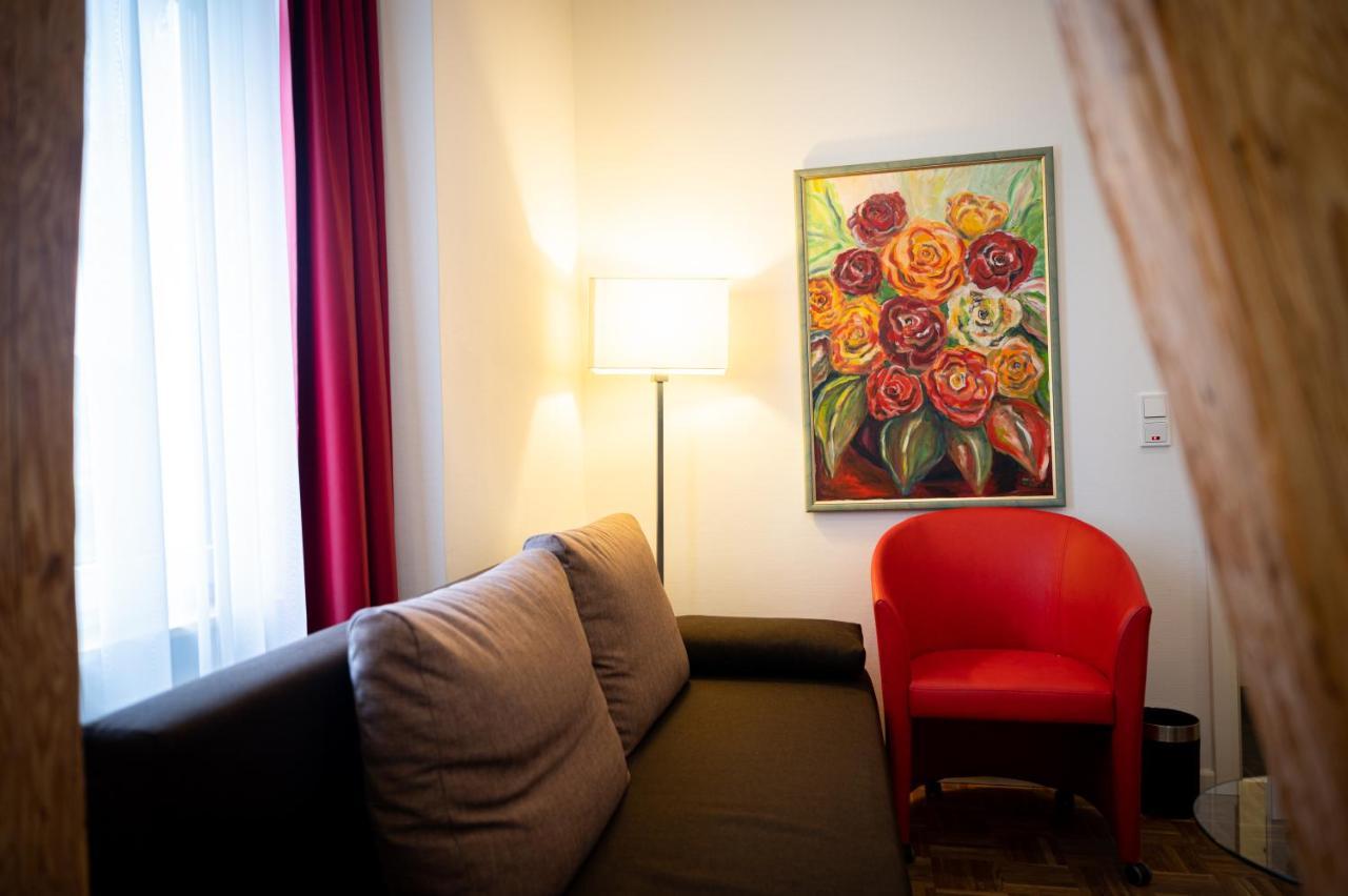 Altes Pfarrhaus Hotel Ernst Bagian luar foto