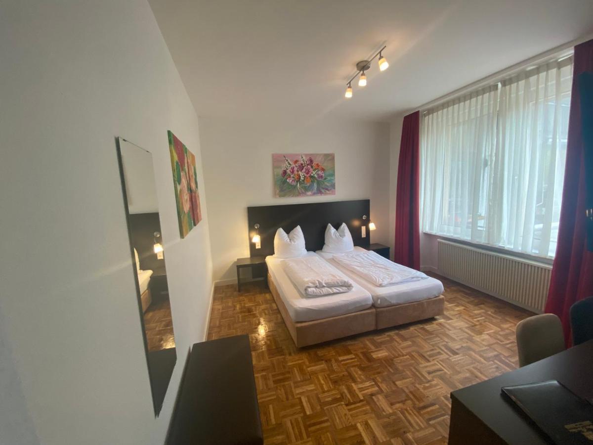 Altes Pfarrhaus Hotel Ernst Bagian luar foto