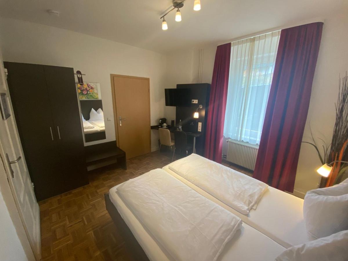 Altes Pfarrhaus Hotel Ernst Bagian luar foto