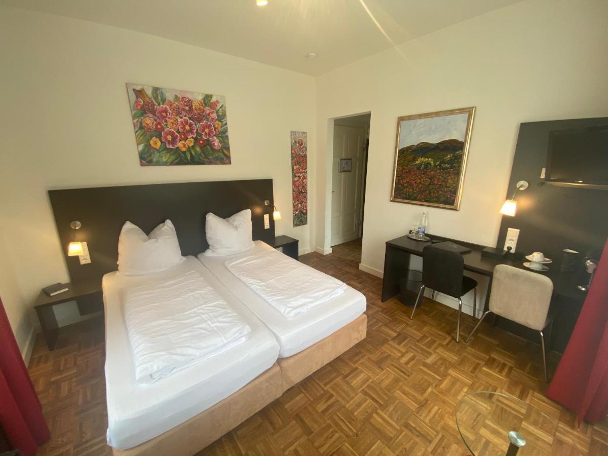 Altes Pfarrhaus Hotel Ernst Bagian luar foto