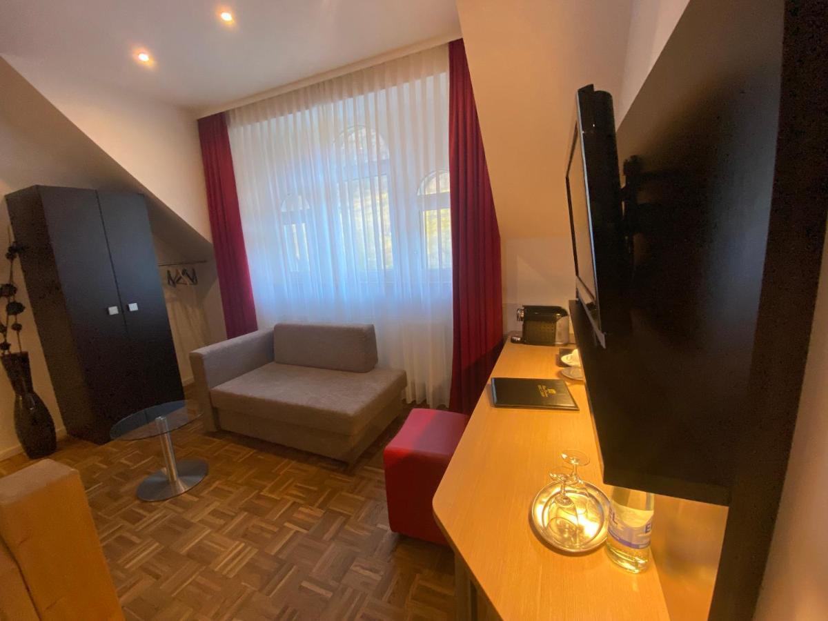 Altes Pfarrhaus Hotel Ernst Bagian luar foto